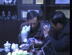 住建部科技发展促进中心节能中心副总工杨西伟在视察膨胀玻化微珠